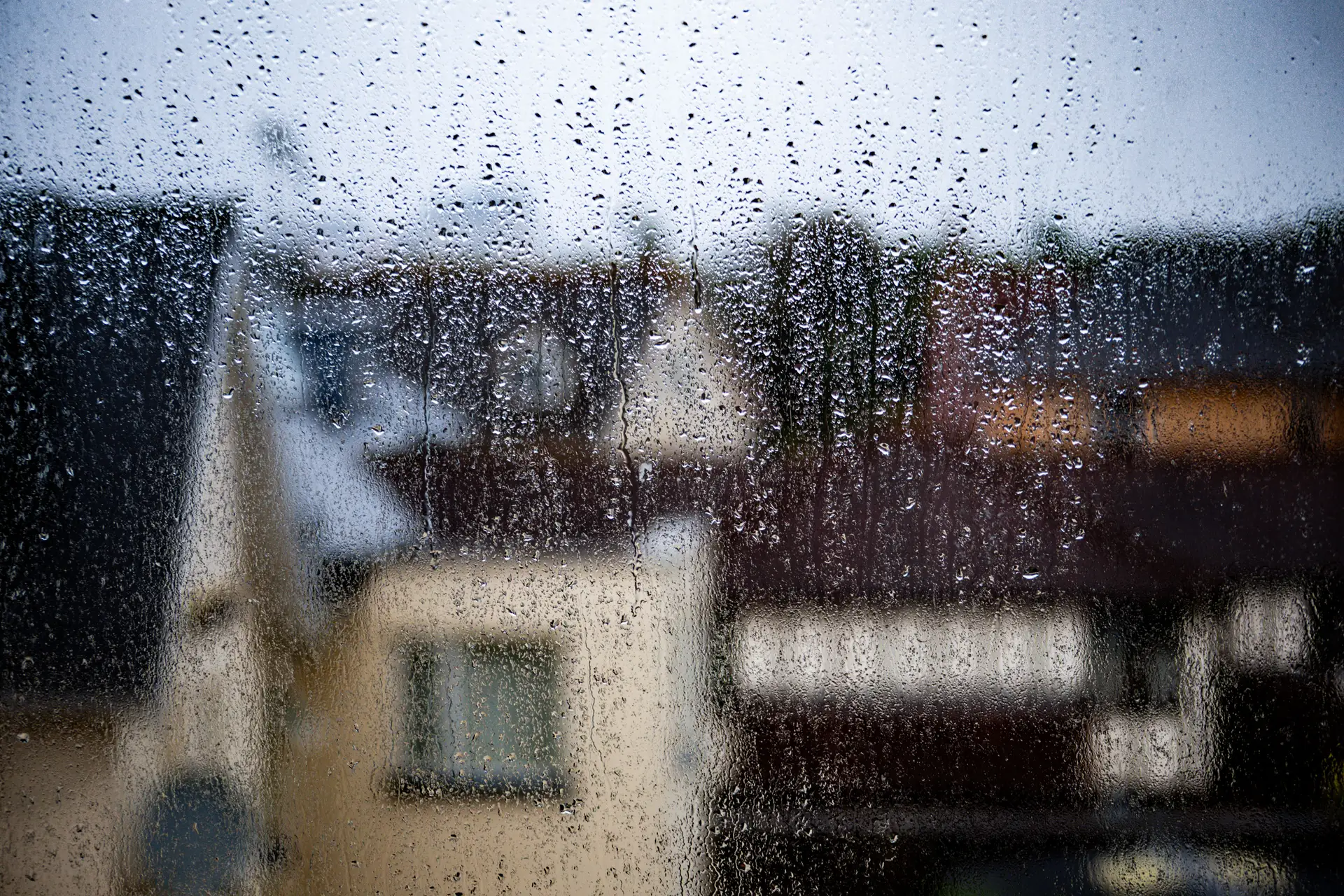 Fenêtre couverte de gouttes de condensation
