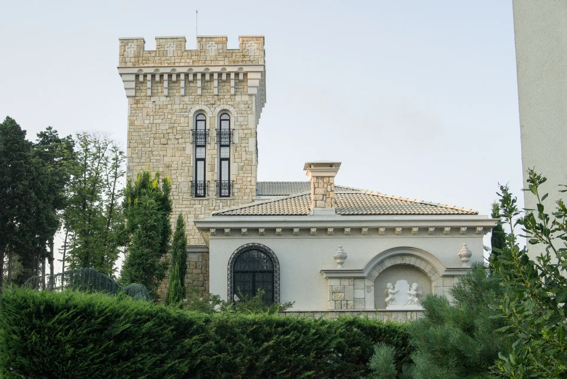Villa en pierre de taille avec tour à créneaux
